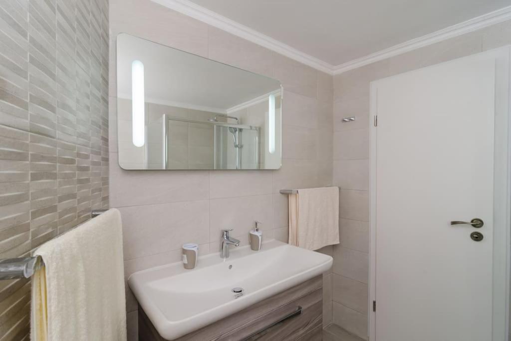 Sea View Apartment 10 Minutes Walk From Old City Dubrovnik Exterior photo
